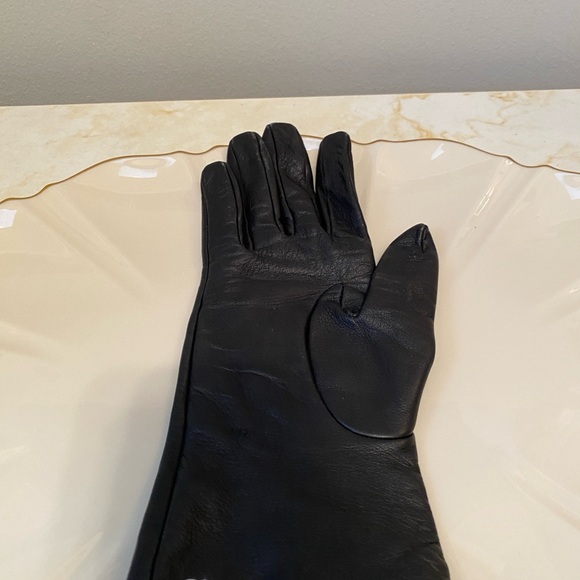 Chanel Lambskin  Black Logo glove 7 1/2 size - Picture 3 of 6